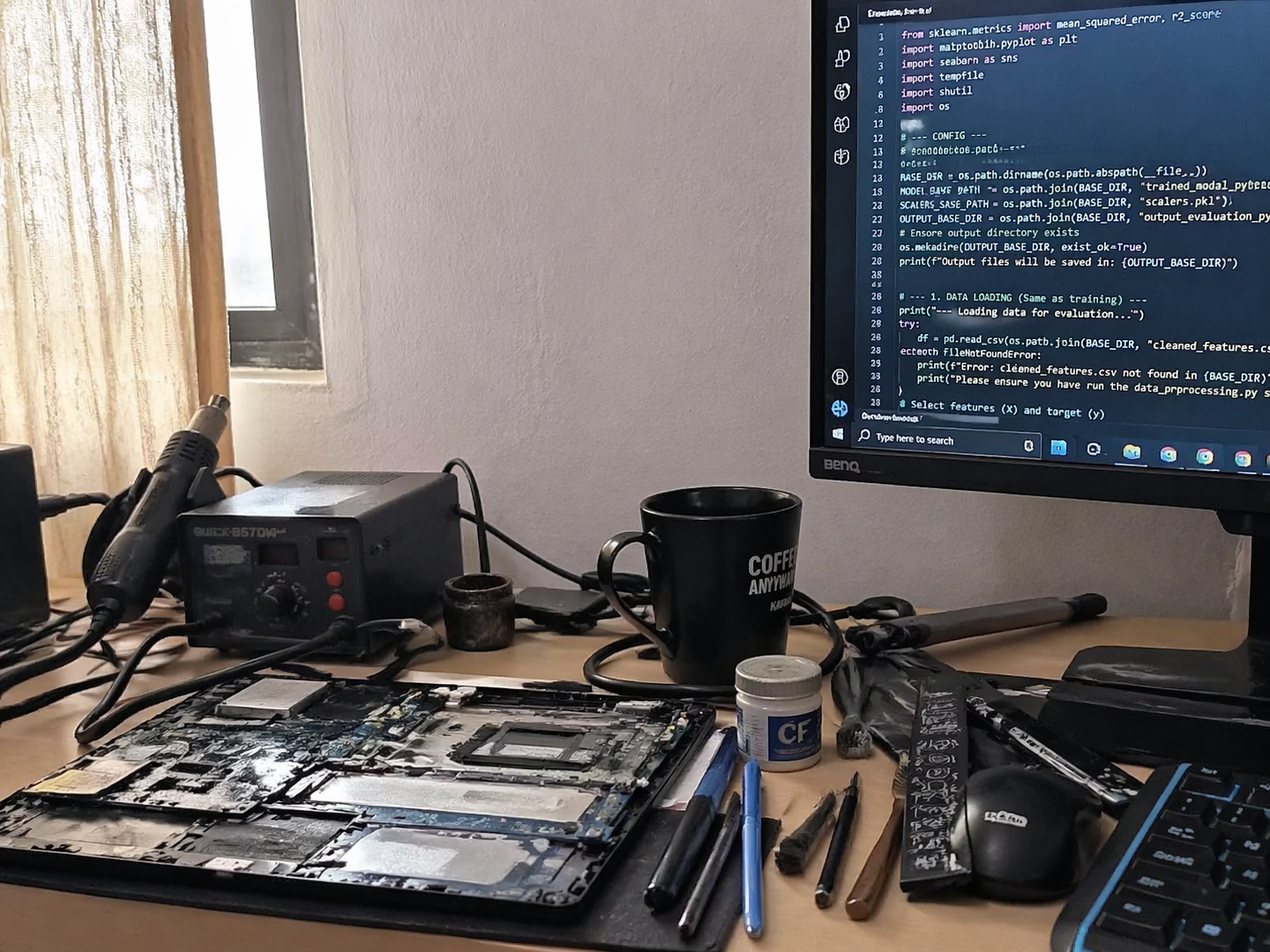一张真实的技术工作室桌面俯拍图。左侧摆放着拆解中的笔记本主板和精密螺丝刀工具，右侧是一台显示器，屏幕上闪烁着 AI 模型的运行代码。阳光从侧面窗户洒在桌面上，呈现出一种自媒体博主随手记录的真实感，光影自然，不刻意。